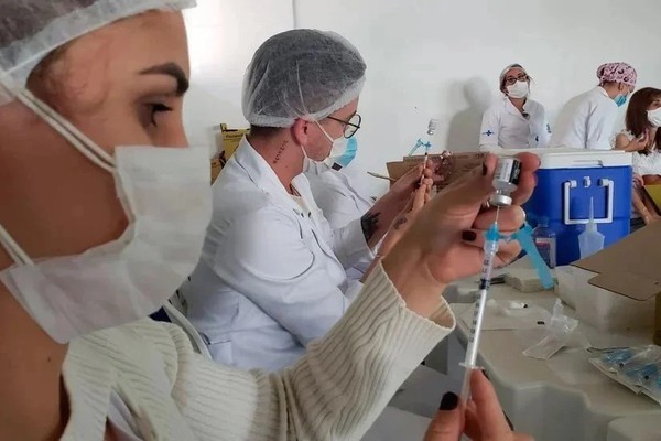 Em novo calendário, vacinação vai chegar a pessoas com 33 anos em Patos de Minas