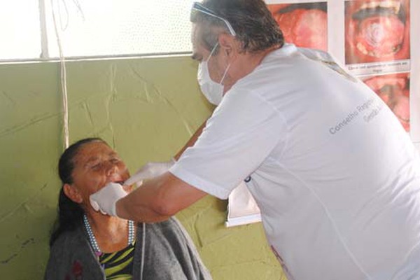 Conselho de Odontologia faz ação no Lar Vicentino Padre Alaor para prevenir o câncer de boca