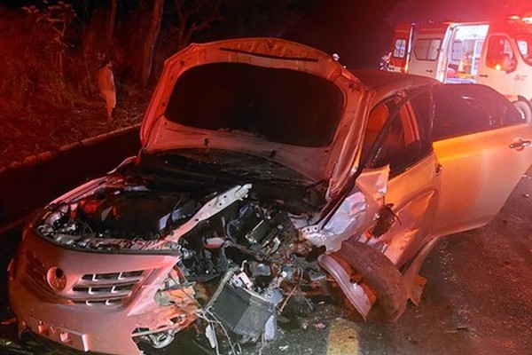Motorista morre e passageira fica gravemente ferida em acidente com carreta e 2 carros na BR 352