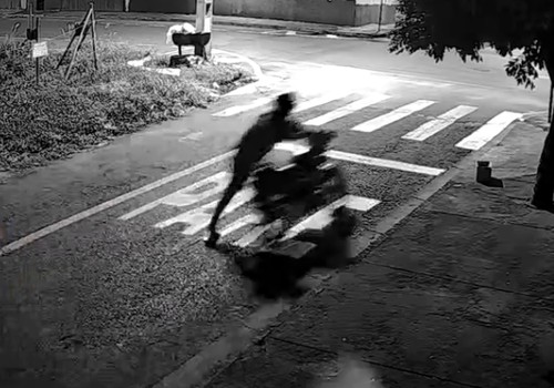 Homem tenta furtar moto e é perseguido a pé pela vítima e outras pessoas, em Patos de Minas