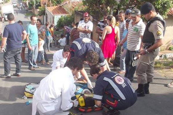 Caminhão volta em morro no São José Operário, atropela ciclista e causa estragos
