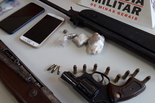 Polícia Militar encontra armas e droga em Coromandel e prende dois acusados