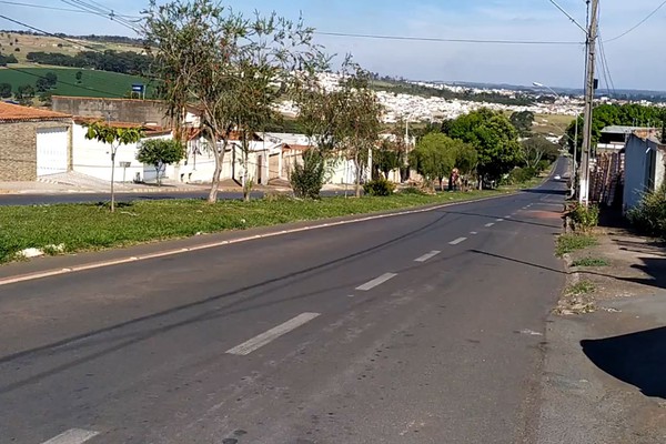 Após vários acidentes, inclusive com morte, moradores cobram sinalização em avenida de Patos de Minas