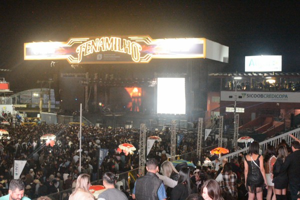 Gustavo Mioto levanta o público na Arena da Fenamilho com "Fake news"; veja ao vivo