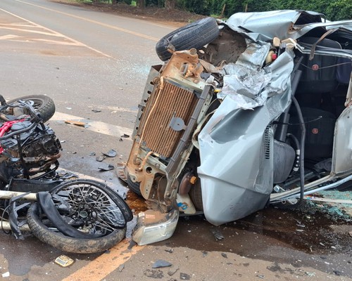 Motociclista perde braço e carro vai parar tombado em grave acidente na estrada do Arraial dos Afonsos
