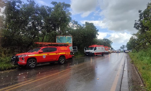 Motorista morre em acidente envolvendo caminhões e caminhonete na MG410