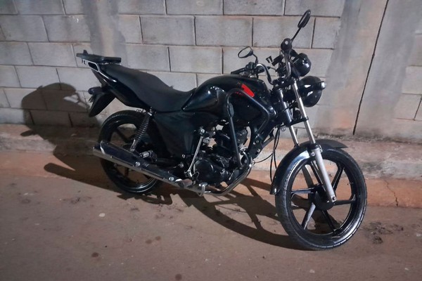 Morador tem motocicleta furtada após chegar do trabalho e pede ajuda para encontrá-la