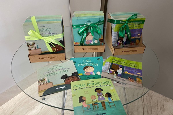 Sicoob Credicopa entrega Livros da coleção Financinhas para escolas participantes do PROERD