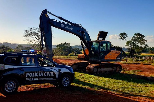 Escavadeira produto de crime no Espírito Santo é recuperada pela Polícia Civil em Patos de Minas