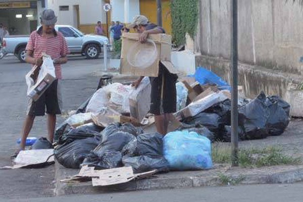 “Sujões” desrespeitam a lei e voltam a formar lixão no Mercado Municipal
