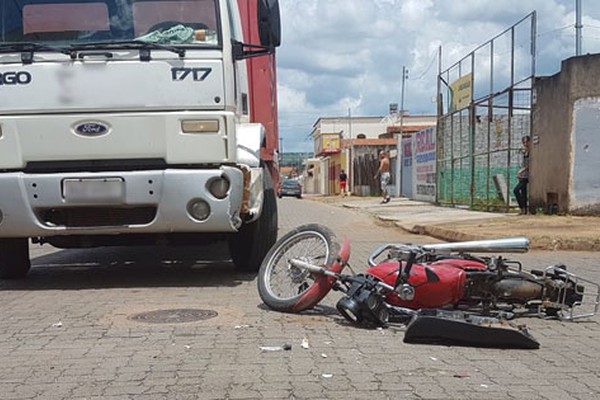 Motociclista sem CNH fica ferido ao ser atingido por caminhão de bebidas que avançou parada