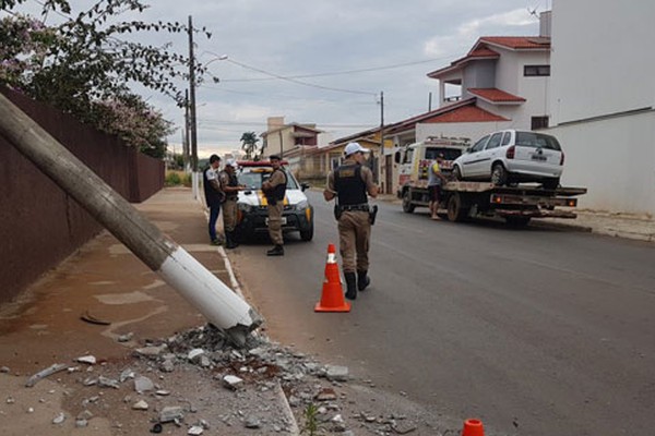 Motorista com sinais de embriaguez cochila ao volante e derruba poste em Patos de Minas