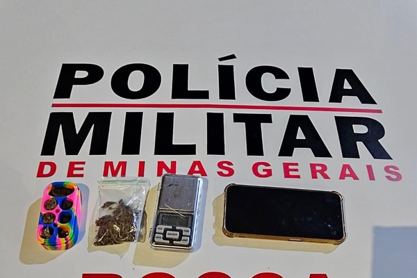 PM faz operação na rodoviária de Patos de Minas e prende jovem com drogas na bagagem