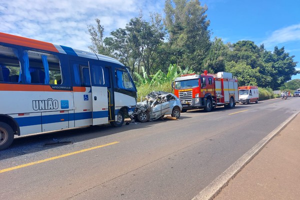 Homem morre e outras duas pessoas ficam feridas após colisão frontal com ônibus na BR-365 em Patrocínio