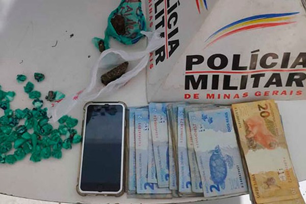 PM prende comerciante e senhor com dezenas de papelotes de cocaína, maconha e dinheiro