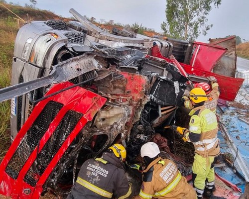 Após 2 horas de resgate, bombeiros salvam motorista que capotou caminhão e ficou preso às ferragens na BR 365