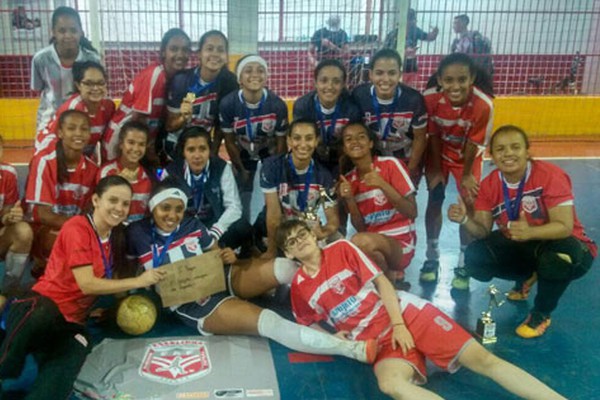 Equipe de futsal feminino de Patos de Minas vence torneio em Guimarânia