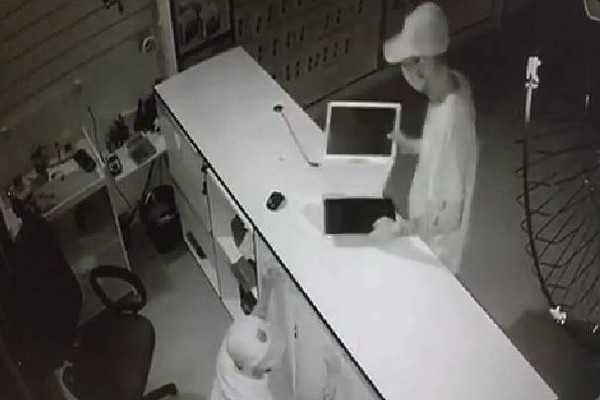 Imagens mostram ladrões invadindo loja em Patos de Minas e furtando notebooks e celulares