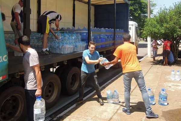 Franciscanos arrecadam 40 mil litros d’água para vítimas de desastre ambiental em Mariana