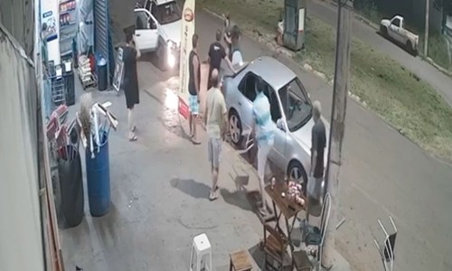 Vídeo mostra confusão que terminou com homem atropelado e prensado contra carro em Patrocínio