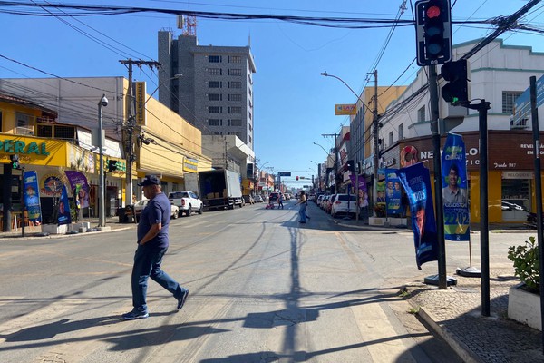 Comerciantes não podem, mas candidatos podem? Uso de windbanners gera questionamentos em Patos de Minas