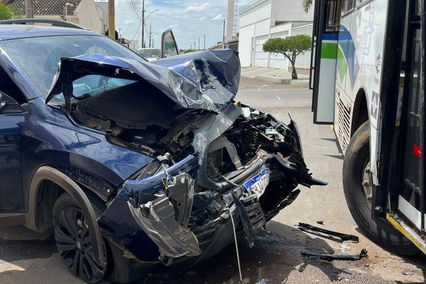 Ônibus com dezenas de passageiros tenta conversão e se envolve em acidente com pick up
