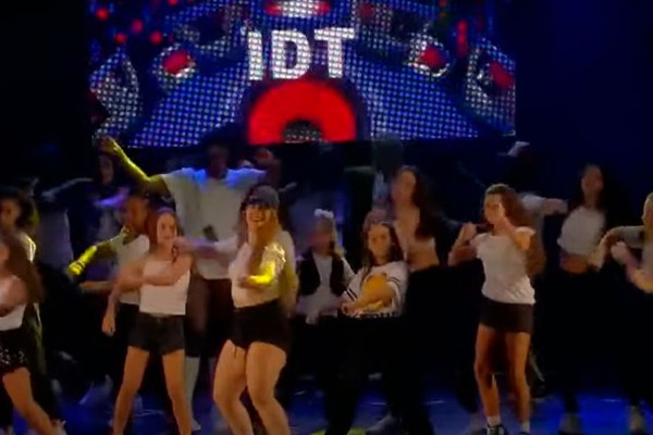 Família IDT apresenta dancinhas que são o maior sucesso na internet; ao vivo