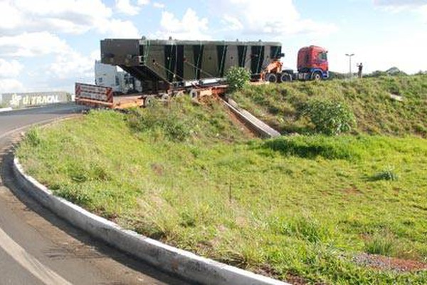 Carreta com carga de mais de R$1 milhão fica presa no Trevo da Pipoca