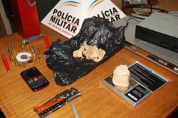 PM faz operação contra o tráfico e apreende droga, munições e diversos objetos