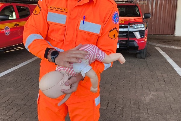 Bombeiros explicam como agir em casos de engasgamento como o que causou desespero em família, em Patos de Minas