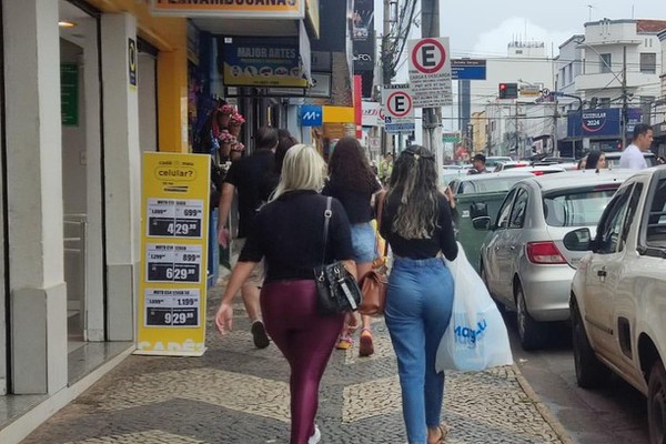 Sem acordo coletivo, SINDEC propõe negociação direta com empresas do comércio; veja percentuais