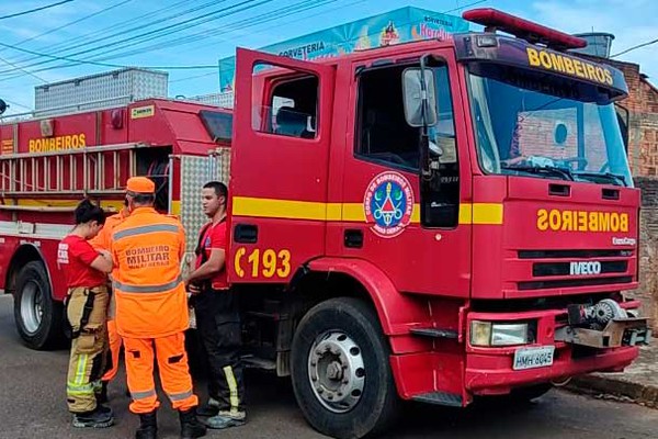 Corpo de Bombeiros combate incêndio provocado por mangueira de gás em Patos de Minas