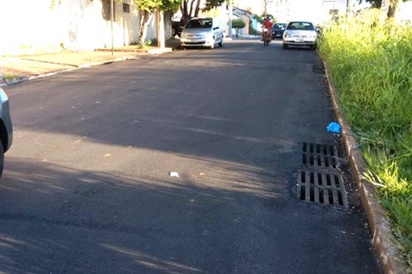 Prefeitura faz recapeamentos em ruas de Patos de Minas para amenizar os buracos