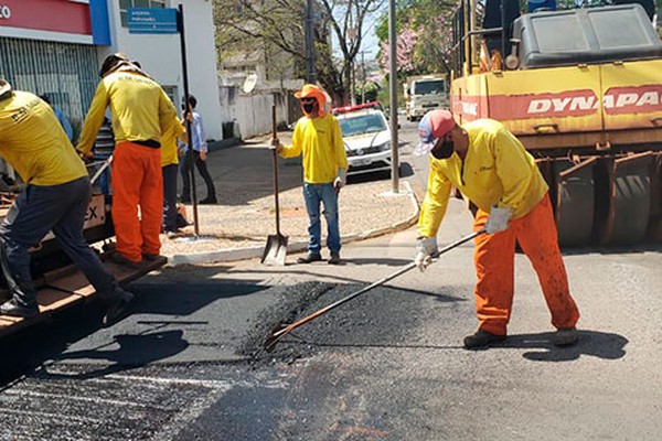 Máquinas iniciam a colocação de asfalto na rua Major Gote para o alívio dos comerciantes
