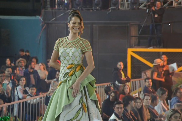 Suzana de Brito é a 3ª a se apresentar na passarela; veja ao vivo