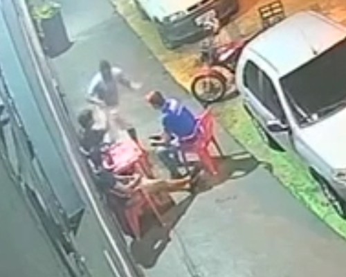 Vídeo mostra homem chegando a bar e tentando matar jovem a facadas em Carmo do Paranaíba; veja