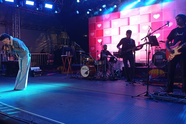 Lizandra inicia show destacando que  "O amor deixa a vida mais bonita"; veja ao vivo