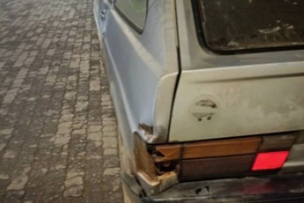 Homem embriagado é preso por bater carro furtado e tentar dar cabeçada em policial