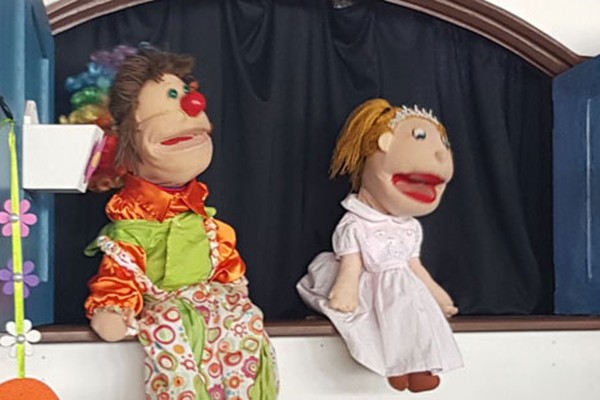 Ministério Sementinha Blue atrai crianças para Igreja Católica com música e teatro de bonecos
