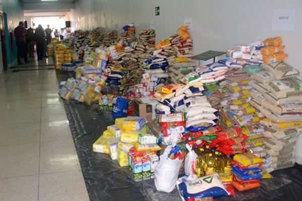 Unipam entrega 15 toneladas de alimentos para entidades carentes de Patos de Minas