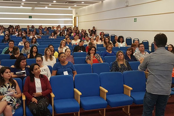 Diversos profissionais de Patos de Minas discutem em conferência os desafios da educação 