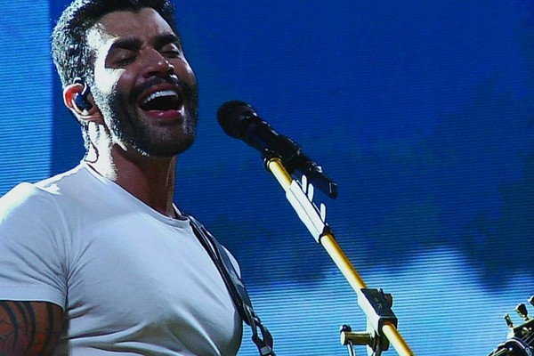 Gusttavo Lima rege um imenso coral na arena da Fenamilho 2025 com o sucesso "A noite"; veja ao vivo