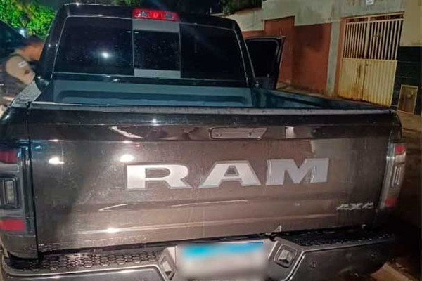 Após denúncia de direção perigosa, Polícia Militar prende motorista de Dodge Ram com drogas