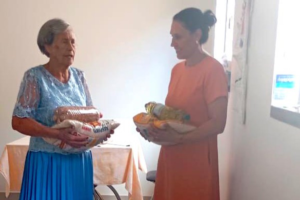 Aos 90 anos, idosa transforma festa de aniversário em gesto de solidariedade em Patos de Minas
