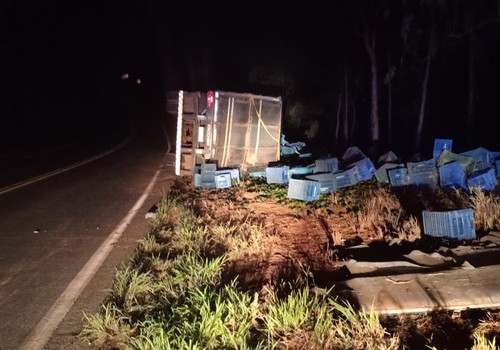 Carreta carregada de abacate a granel tomba na MGC 354 e 3 pessoas ficam feridas em Lagamar