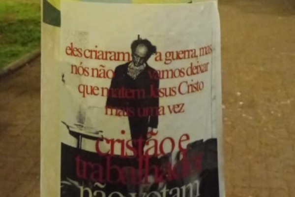Jovens são detidos pela Polícia Militar por colarem cartazes com propaganda eleitoral irregular