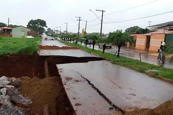 Dolinas engolem parte de avenida em Vazante e deixam moradores amedrontados