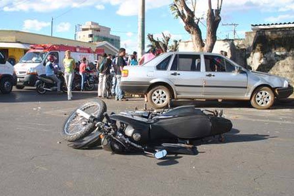 Condutora se assusta com acidente e provoca grave batida com motociclista