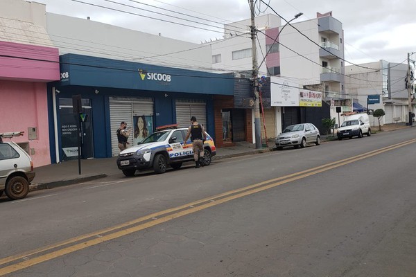 Bandidos quebram paredes, arrombam agência bancária e furtam revólver em Patos de Minas