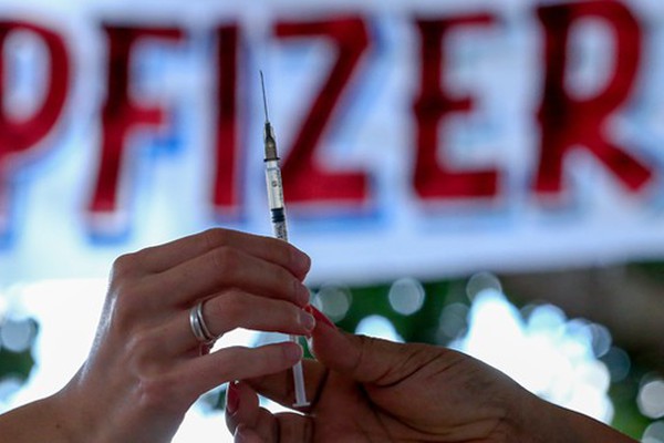 Ministério da Saúde volta atrás e recomenda vacinação de adolescentes seguindo ordem de prioridades